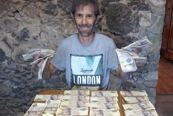 Un bărbat a cumpărat o casă veche și a găsit o adevărată „comoară“ în pereți, în timp ce făcea renovări