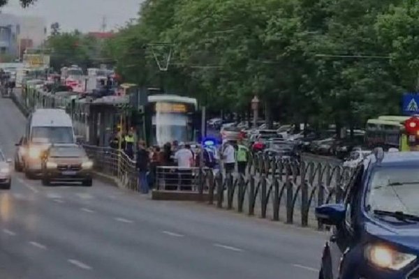 Un pieton a ajuns la spital, după ce a fost lovit de o maşină de poliţie aflată în misiune