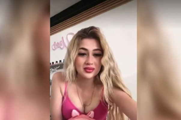 Tânără influenceriță, ucisă în timpul unui live pe TikTok, după ce a primit un colet. Video