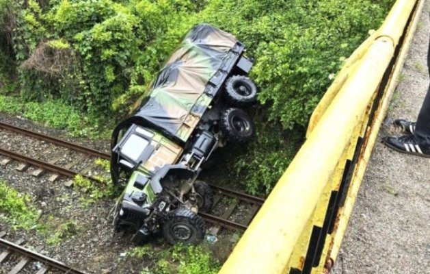 Un camion dintr-o coloană militară franceză, aflată în tranzit în România, a căzut de pe un pod