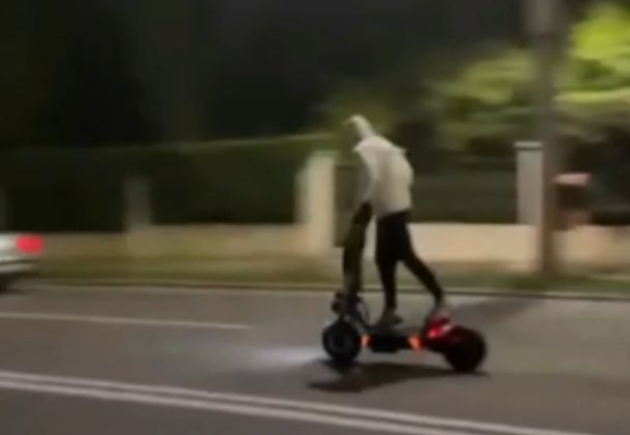 Un tânăr a reușit să fugă cu o trotinetă de polițiștii care îl urmăreau cu mașina. Video
