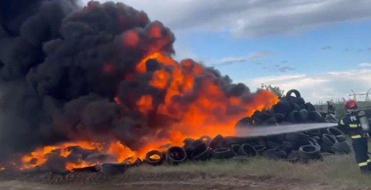 Incendiu cu degajări mari de fum, la un depozit de anvelope. A fost emis mesaj RO-Alert. Video