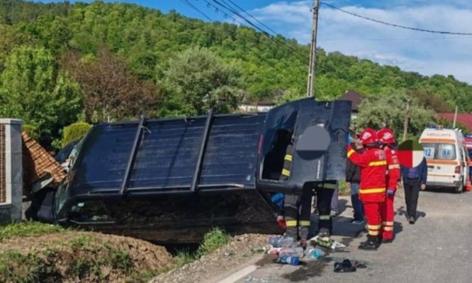 Accident grav: O mașină cu 6 copii la bord s-a răsturnat pe șosea. O minoră de 12 ani a ajuns la spital