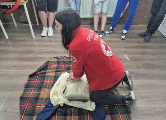  Sute de elevi și profesori din zone cu acces greu la spitale, pregătiți să acorde primul ajutor