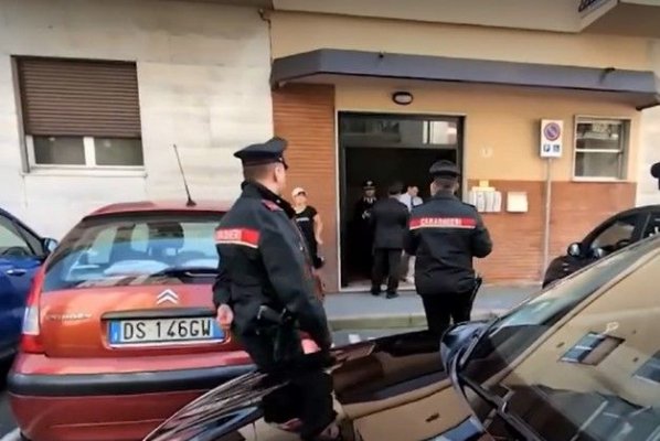 O româncă din Italia a fost găsită înjunghiată în apartamentul în care locuia