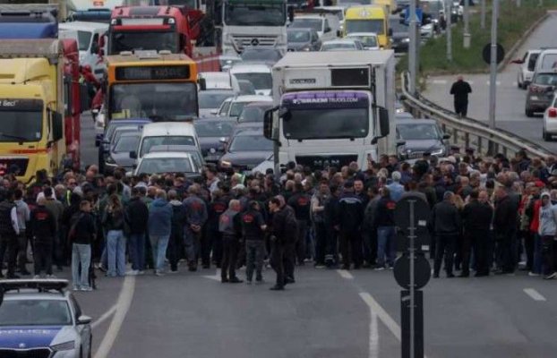 Întreprinzătorii din Kosovo blochează șoselele pentru a protesta împotriva creșterii facturilor de curent
