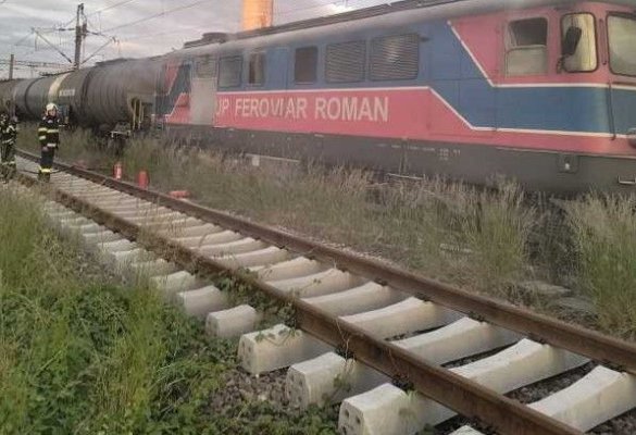 Locomotiva unui tren care tracta 36 de vagoane cu țiței a luat foc