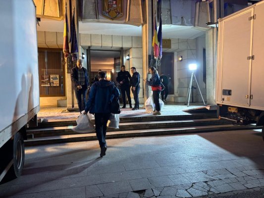 Materialele electorale de la birourile secțiilor de votare din județ sunt aduse la Palatul Administrativ