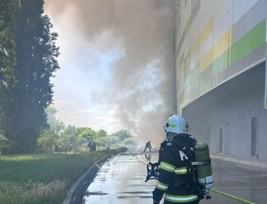 Incendiu la un mall care urma să se inaugureze la finalul lunii mai. A fost transmis mesaj Ro-Alert. Video