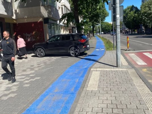 Din lipsă de spațiu, un șofer și-a parcat mașina ... într-o scară de bloc, pe bulevardul Tomis 