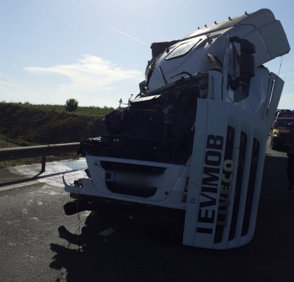 Accident rutier grav între două TIR-uri, pe A2. O persoană este încarcerată. Video