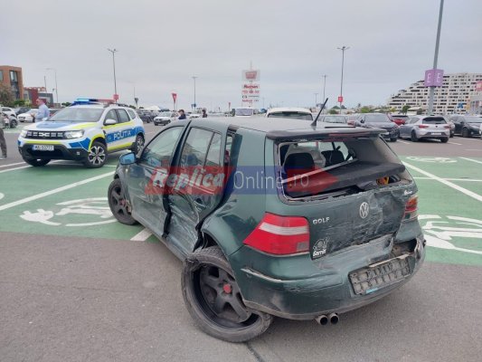 Coliziune între 3 autoturisme, în parcarea de la Vivo Mall. Video