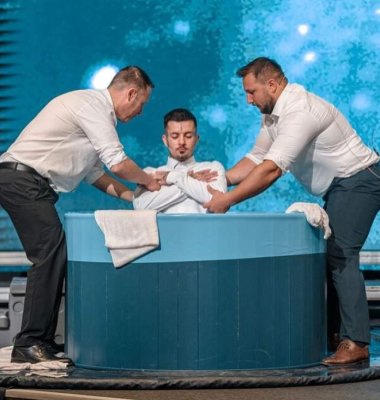 Zanni și-a schimbat religia și s-a apropiat de credință! Imagini de la botezul său 