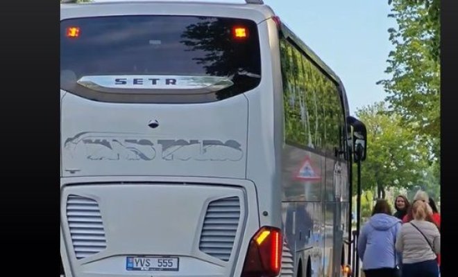 Suspiciuni de fraudă electorală! Patru autocare au transportat moldoveni la secția de vot de la Liceul Energetic! Video