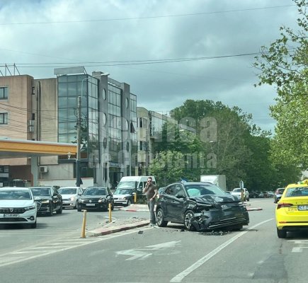 Două mașini s-au făcut praf, în sensul giratoriu de la Palatul Copiilor! Video