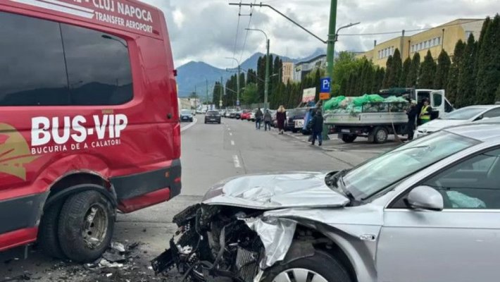 10 copii au ajuns la spital, după o coliziune între un microbuz și un autoturism