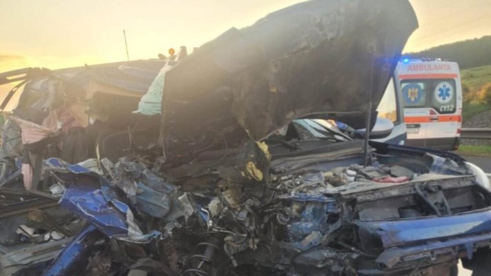 O femeie și-a pierdut viața într-un accident grav: un copil de un an și o tânără, transportați de urgență la spital