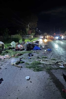Patru persoane, printre care şi trei copii, au fost rănite după ce căruţa în care se aflau a fost lovită de o maşină