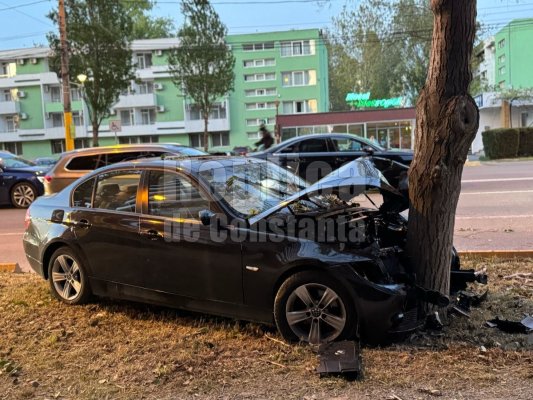 Trafic blocat în Mamaia. O mașină a intrat într-un copac. Video