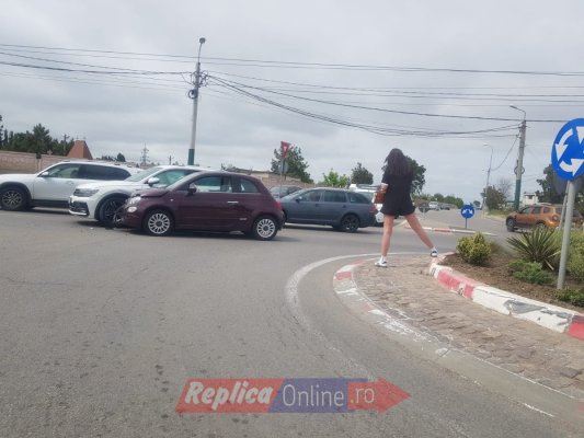 Două mașini s-au lovit, în giratoriul de lângă cimitirul Palas
