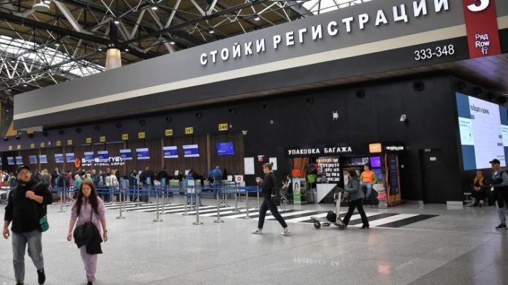 Mai multe aeroporturi rusești au fost închise pe fondul atacurilor cu drone. Sute de zboruri anulate