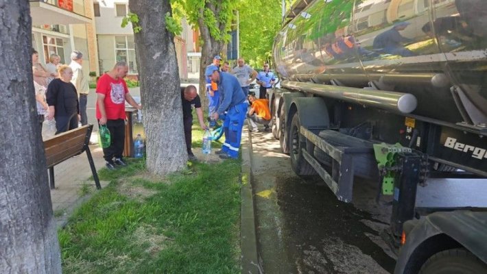 Orașul Pașcani a rămas fără apă potabilă. De patru zile, locuitorii beau apă de pe stradă, din cisterne  