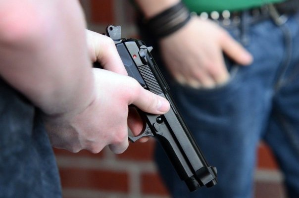 Scandal cu focuri de armă, într-o spălătorie. Două grupări s-au luat la ceartă din cauza unei fete