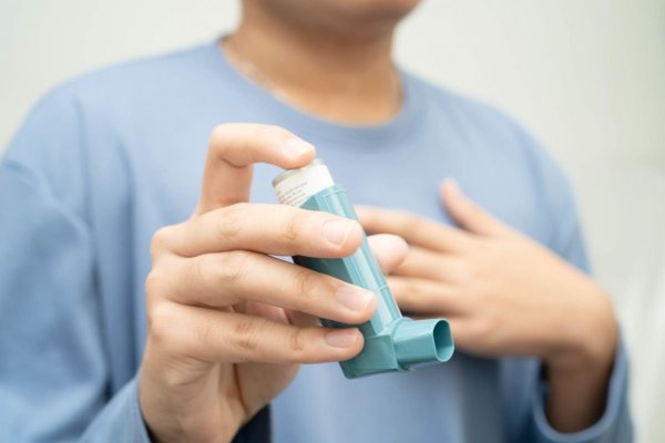 Peste 1 milion de români trăiesc cu astm, dar mulți nu primesc tratamentul corect. Crizele pot fi prevenite