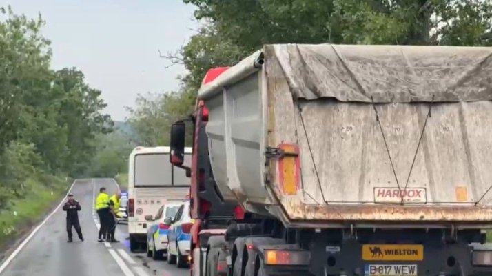 Plan Roșu de Intervenție în Tulcea! Autocar în care se aflau 20 de persoane, acroșat de un TIR. Video