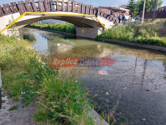Canalul care traversează Satul de Vacanță e plin de gunoaie ca-n fiecare an! Video 
