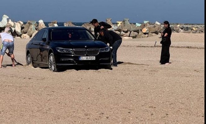 Un turist din Dolj a rămas cu mașina blocată în nisip, pe plaja Reyna