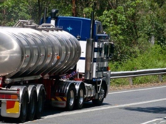 Ce amendă a primit șoferul unei cisterne pline cu azot lichid care a fost prins fumând în cabină