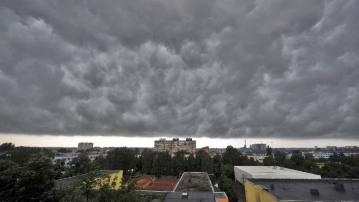 Alertă! Cod roșu de furtună, în mai multe localități din Tulcea