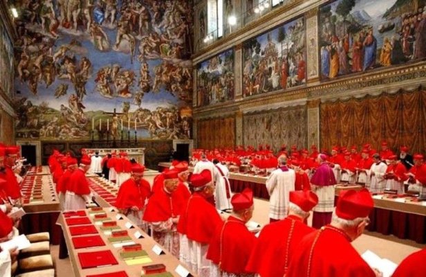 Primul semnal cu fum al conclavului de la Vatican va ieși pe un coș al Capelei Sixtine miercuri 