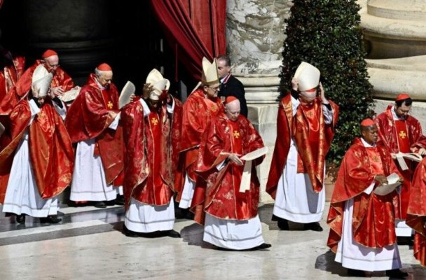 Conclavul a început. Ușile Capelei Sixtine de la Vatican au fost închise