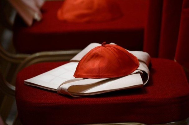 Cine va fi noul papă? Cardinalii se adună pentru a-l alege în cel mai mare secret pe viitorul pontif