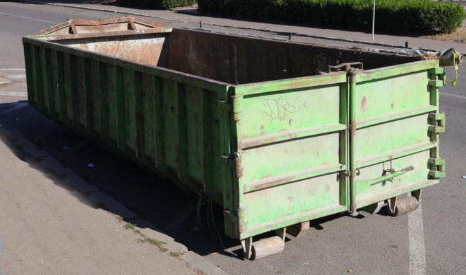 Containerele speciale pentru colectarea deșeurilor voluminoase, amplasate în cartierul Brătianu