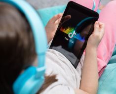 Majoritatea românilor vor restricționarea adolescenților pe rețelele sociale