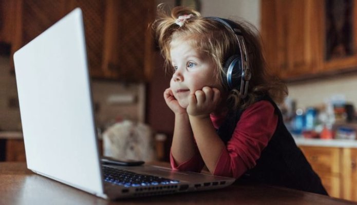 Ecranele dispozitivelor „prăjesc” creierele copiilor. Ce spun specialiștii