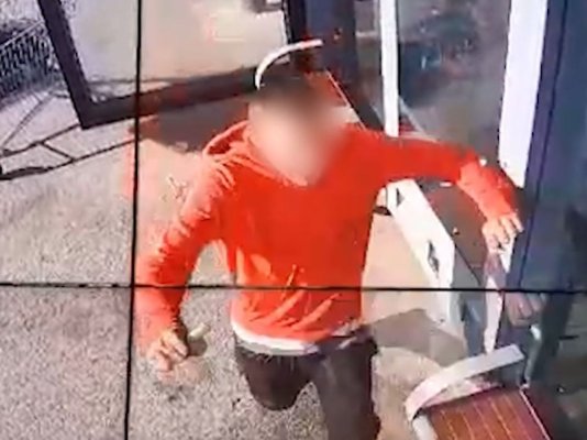  Un bărbat s-a crezut Ninja și a vandalizat o stație CT BUS de pe bulevardul Alexandru Lăpușneanu. Video