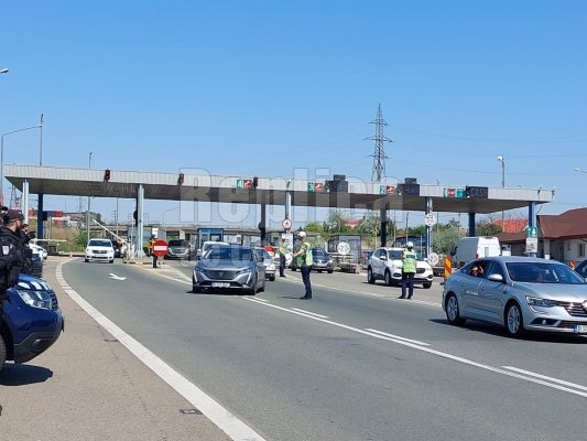 Șoferii care vin pe litoral sunt întâmpinați de polițiști la stația de taxare de la Fetești. Video