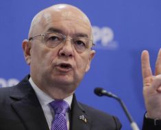 Emil Boc stârnește un val de reacții dure: „Muncitorii non-UE încep să devină o problemă în România” Emil Boc stârnește un val de reacții dure: „Muncitorii non-UE încep să devină o problemă în România”