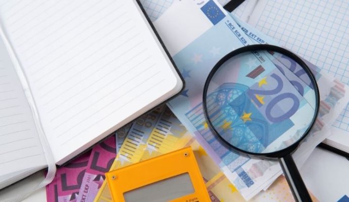 Piața valutară fierbe după demisia lui Ciolacu. Tăvălugul financiar se rostogoleşte, euro a trecut de pragul de 5 lei