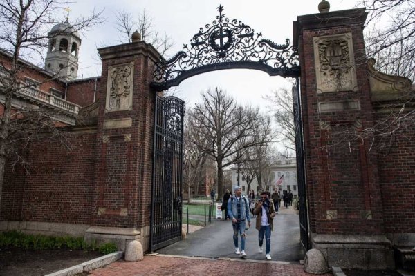 O judecătoare anunță că va bloca temporar decizia administrației Trump privind studenții străini de la Harvard