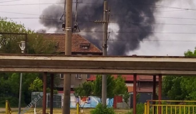 Încă un incendiu de proporții în Capitală - Acces greoi pentru autospeciale