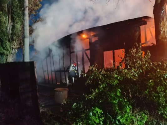 Incendiu în zona CFR Palas. O hală de 250 de mp a ars în totalitate