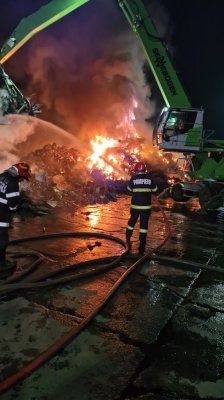 Incendiu în Portul Constanța Sud-Agigea! Au ars 800 de tone de deșeuri! Video