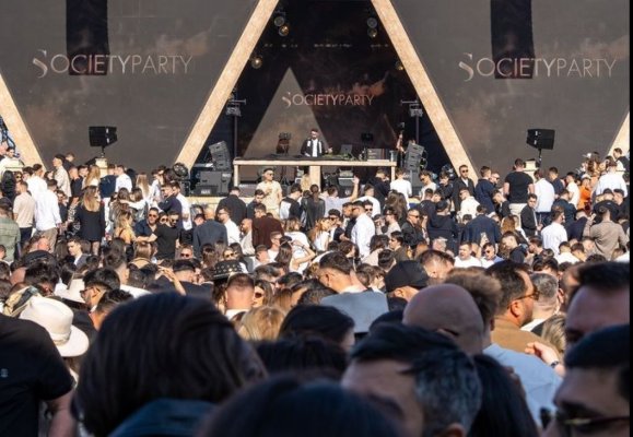Opulență și prost gust de 1 Mai. Cluburile din Mamaia pline de gospodine care nu au treabă acasă. Video