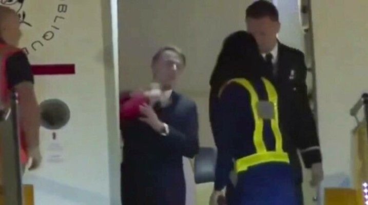 O palmă electorală sau „un moment de complicitate”? Imaginile în care președintele Macron este lovit de soția sa. Video
