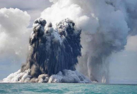 Pericol de erupție a unui vulcan submarin uriaș după ce au avut loc sute de cutremure zilnic